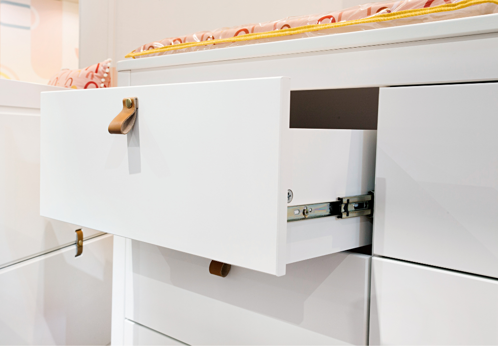 Cômoda com Detalhes em Couro
